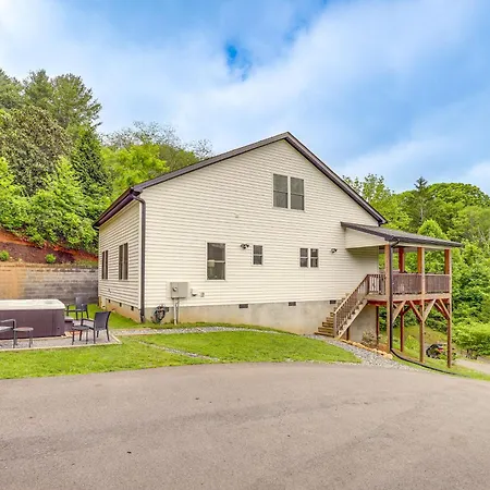 Family Home W/ Views ~ 5 Mi To Downtown Asheville!-3